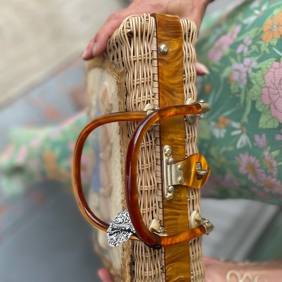 60•s Princess charming VNTG rattan Seashell/lucite - Picture 4 of 7